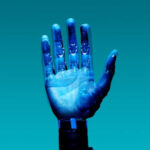 Рука робота на синем фоне